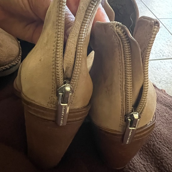 Elegant Cream Ankle Boots
Size 8.5 M - Picture 8 of 9